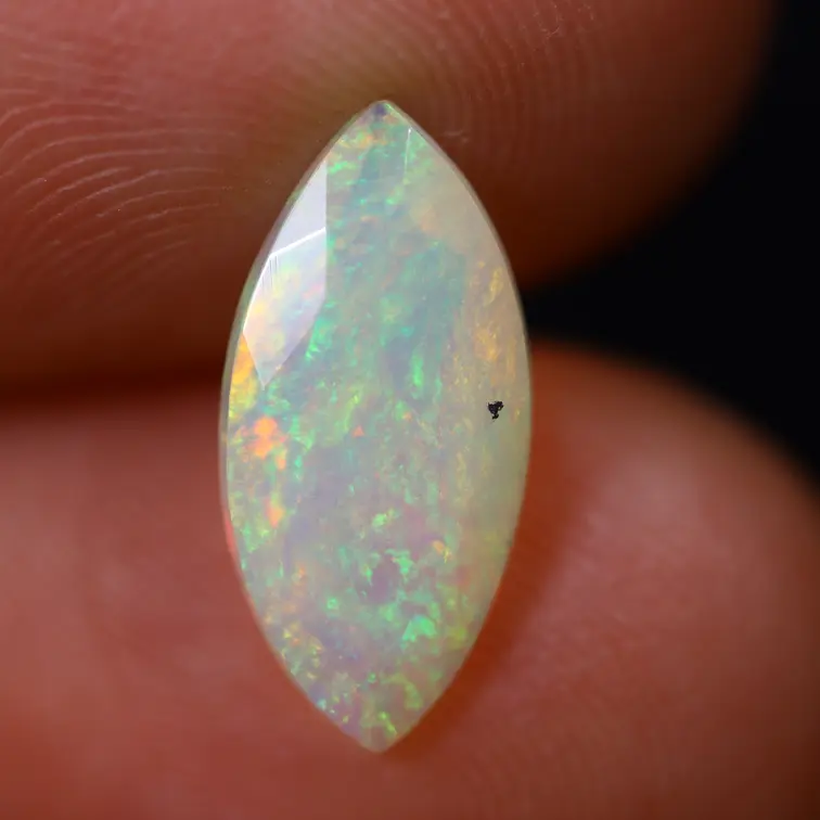 Natuurlijke Ethiopische Welo Opaal - "Verdant Ember" - 13.8 x 6.6 x 4.5 mm - 1.45 karaat