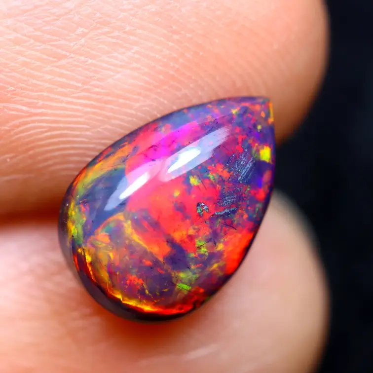 Äthiopischer Welo - Geräucherter Opal "Ember Veil" - (10.8 x 7.6 x 3.8 mm - 1.58 Karat)