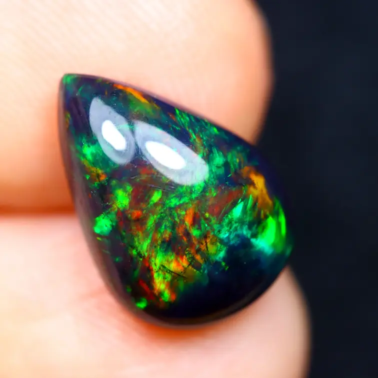 Äthiopischer Welo - Geräucherter Opal "Ember Aurora" - (11.4 x 8 x 4.4 mm - 1.75 Karat)