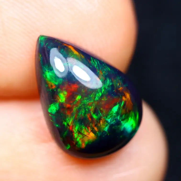 Äthiopischer Welo - Geräucherter Opal "Ember Aurora" - (11.4 x 8 x 4.4 mm - 1.75 Karat)