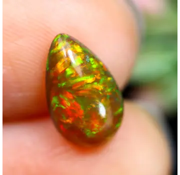 Äthiopischer Welo - Geräucherter Opal "Caramel Ember" - (10.6 x 6.2 x 3.8 mm - 1.29 Karat)