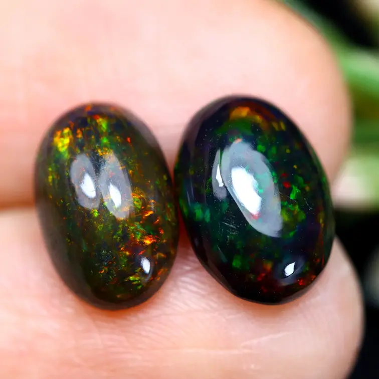 Äthiopischer Welo - Geräucherter Opal "Ember Veil" - (10.5 x 7.3 x 3.7 mm - 3.1 Karat)