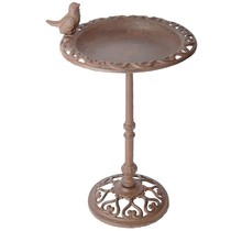 Trek vogels aan met een gietijzeren vogelbad in jouw tuin