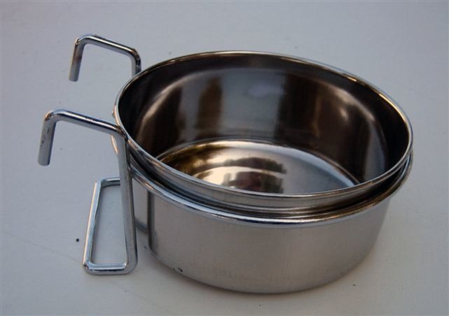 RVS voerbakje met ophanghaak voor vogelverblijven