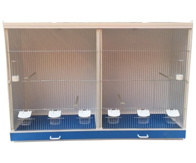 Vluchtkooi met gekleurde lades Vluchtkooi met gekleurde lades