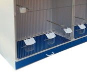 Vluchtkooi met gekleurde lades Vluchtkooi met gekleurde lades