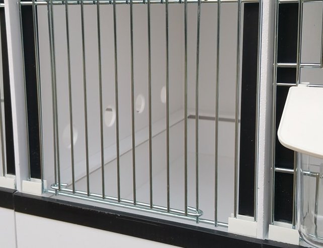 Kunststof broedkooi met babykooi rechts Kunststof broedkooi met babykooi rechts