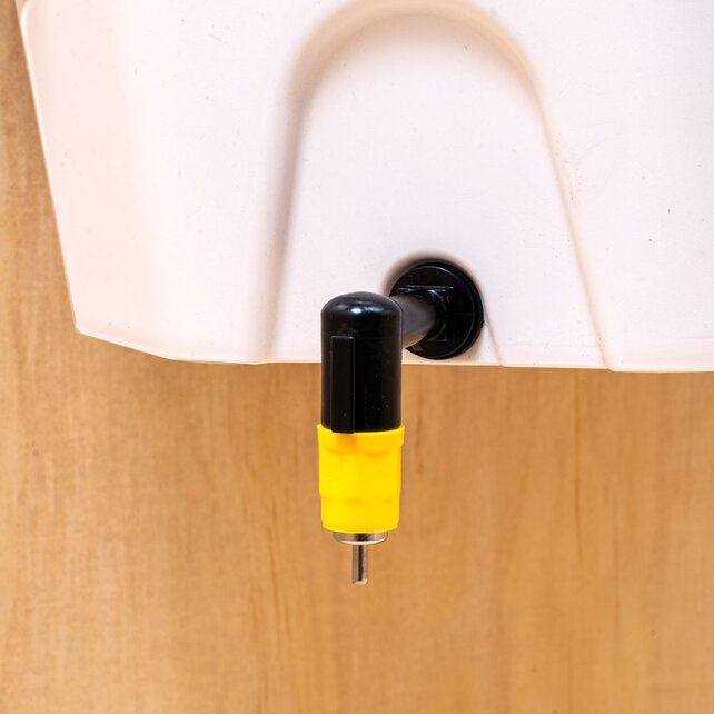 Drinkemmer kippen voor aan de wand Drinkemmer kippen voor aan de wand