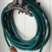 Tuinslanghouder van gietijzer | Duurzaam & stijlvol voor elke tuin Tuinslanghouder van gietijzer | Duurzaam & stijlvol voor elke tuin