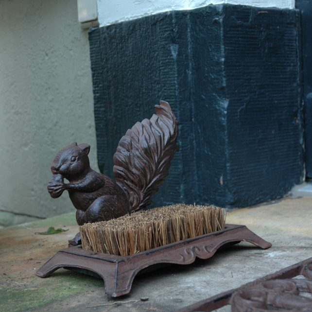 Voetenveger van gietijzer met eekhoorn – stijlvol en functioneel