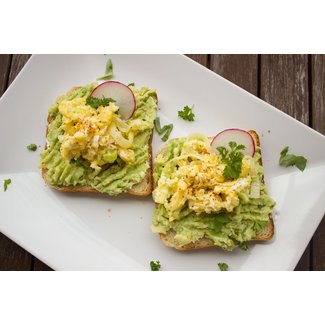 Vollkornbrötchen mit Avocado und Frischkäse