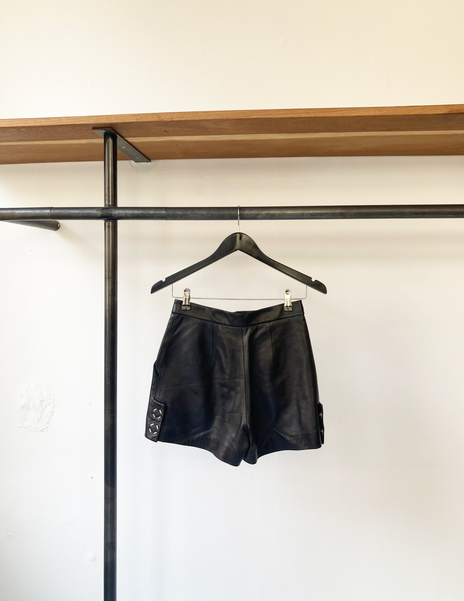 Mugler black leather shorts size fr36