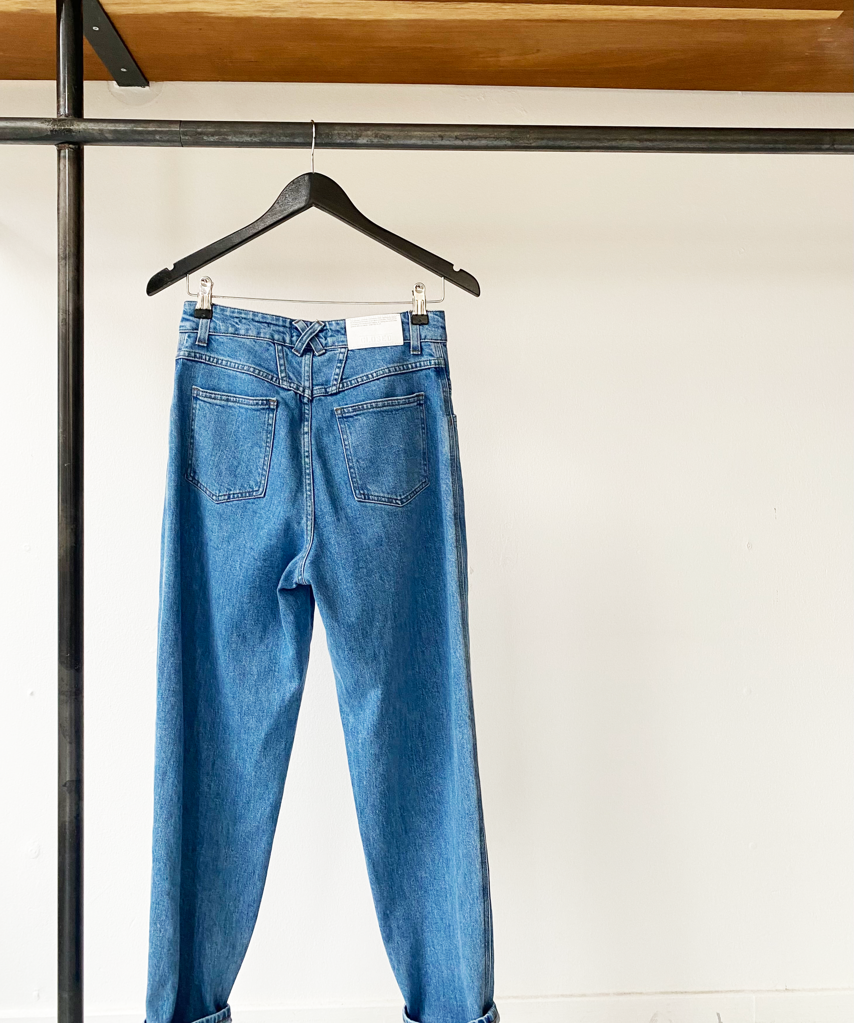 Closed pedal pusher jeans size 25