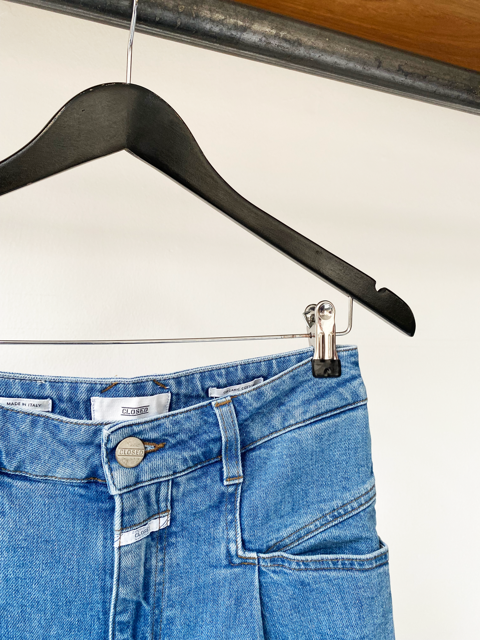 Closed pedal pusher jeans size 25