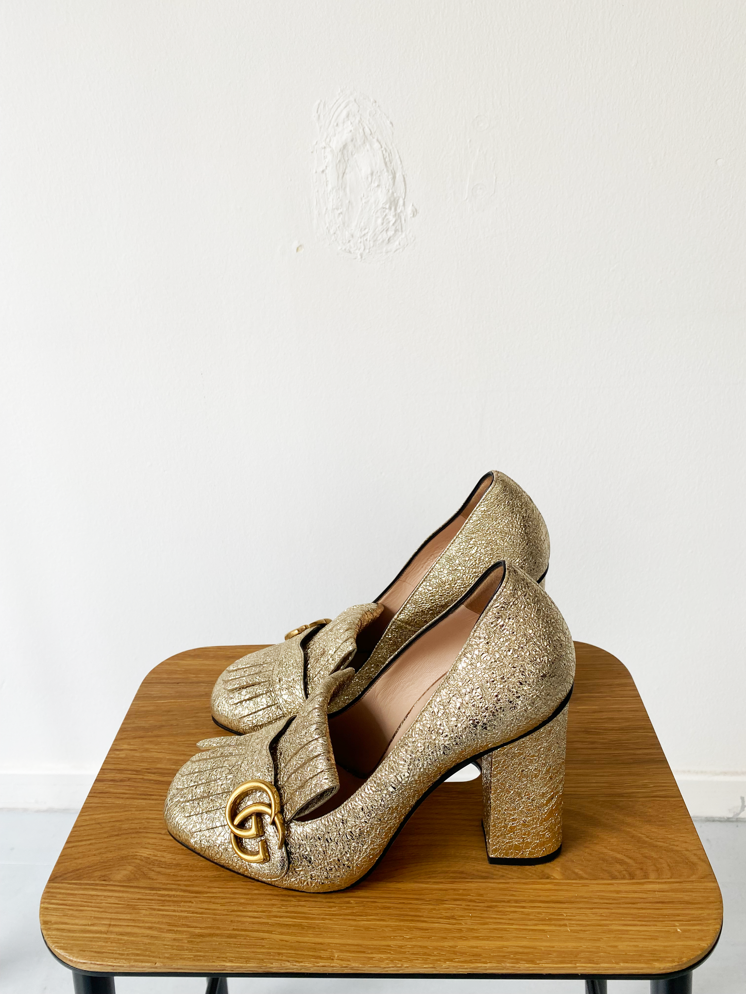 Gucci gold crackled leather block heel pumps size 39