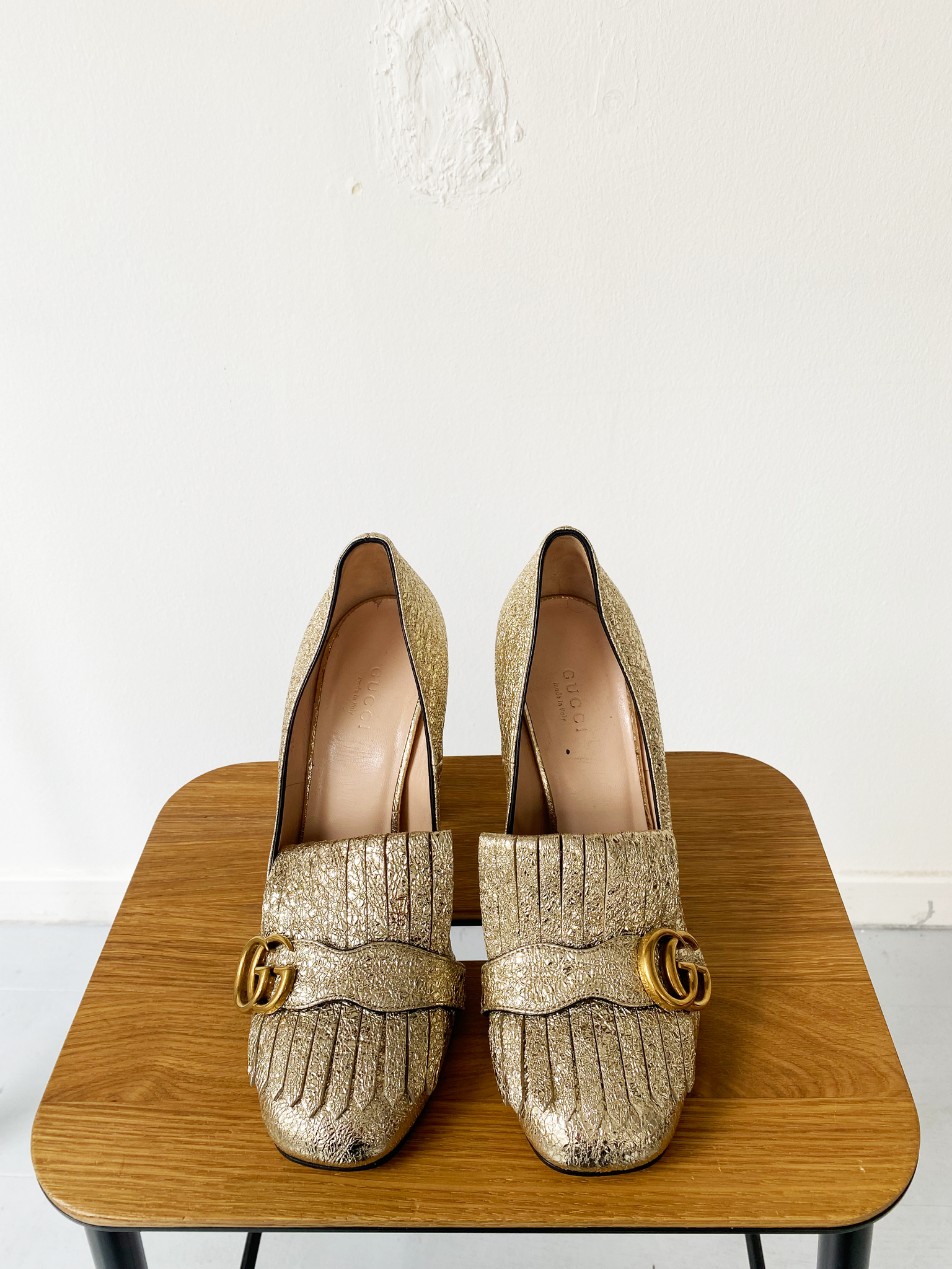 Gucci gold crackled leather block heel pumps size 39