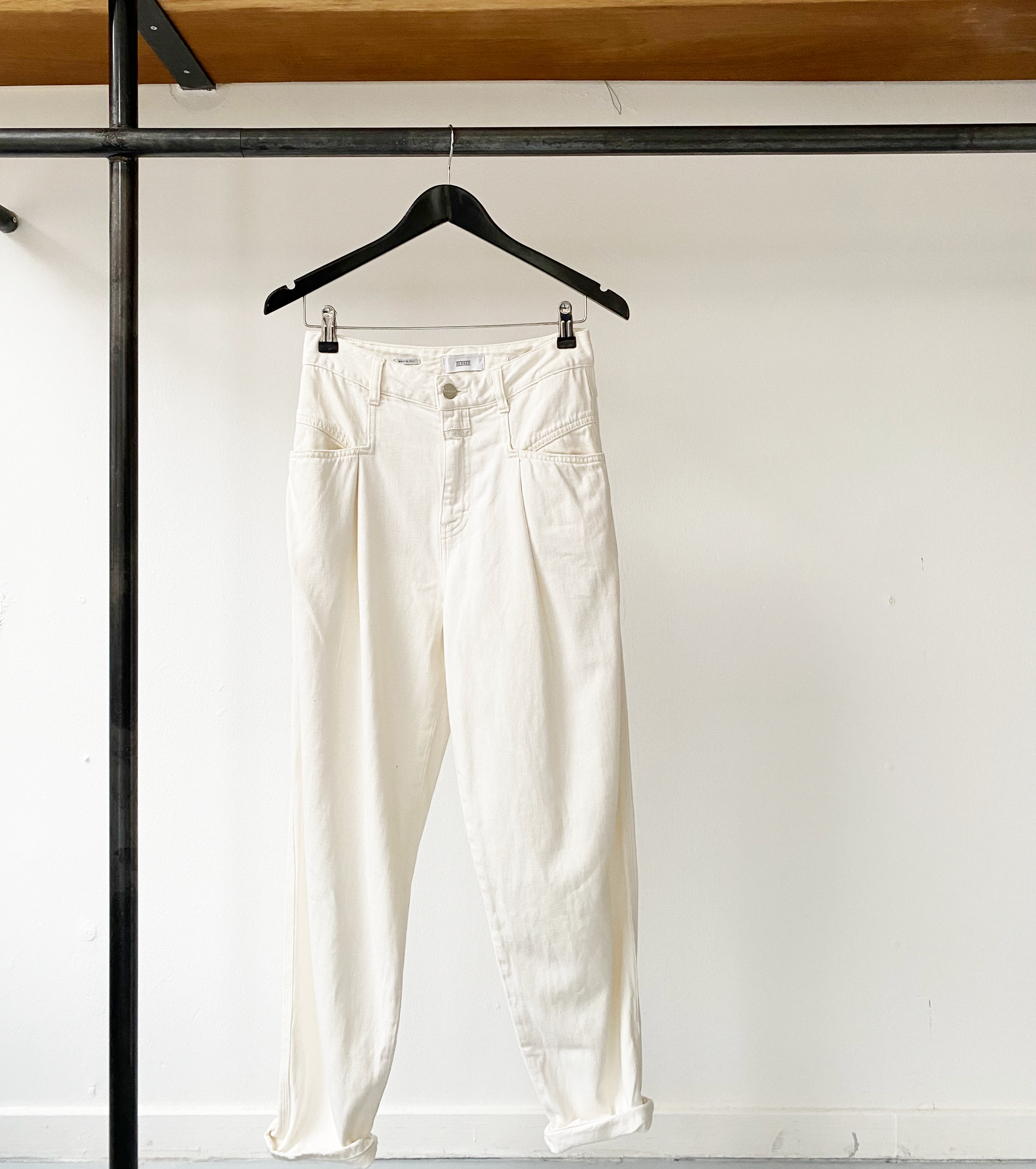 Closed ivory pedal jeans size 25