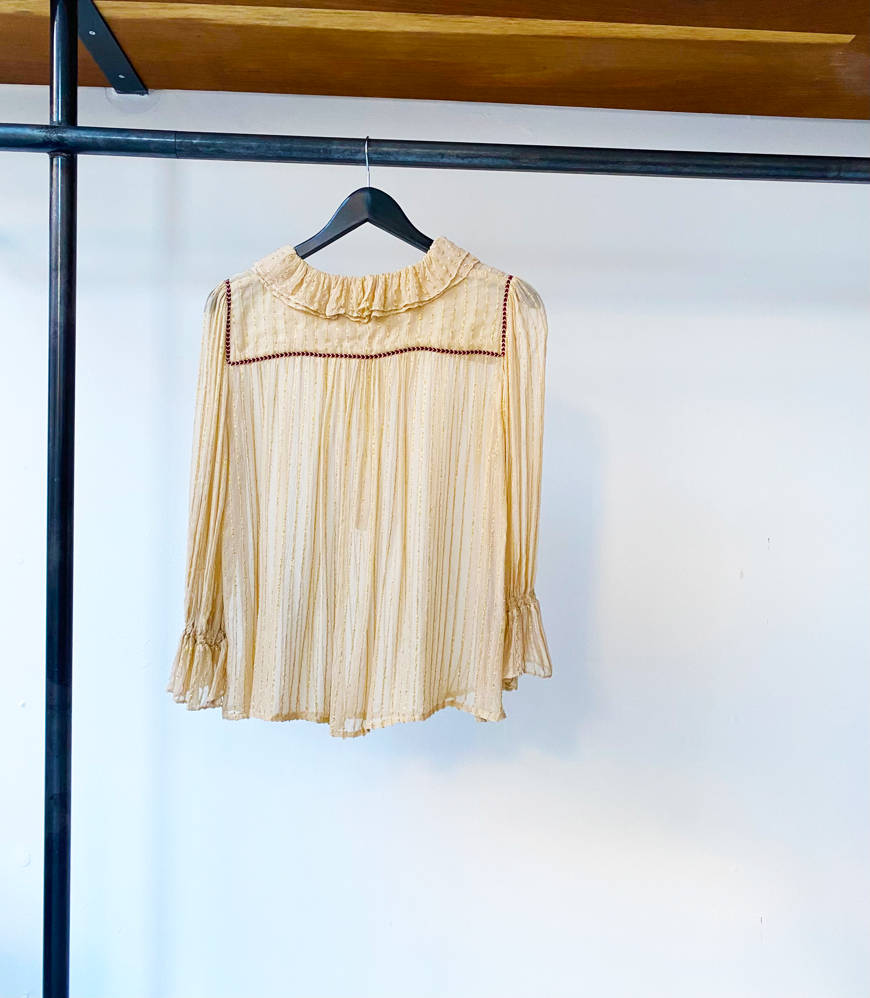 Leon and Harper golden ruffle blouse size unknown