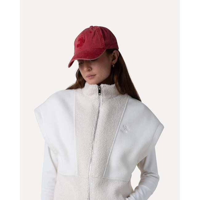Another Label Sophie cap Fiery red