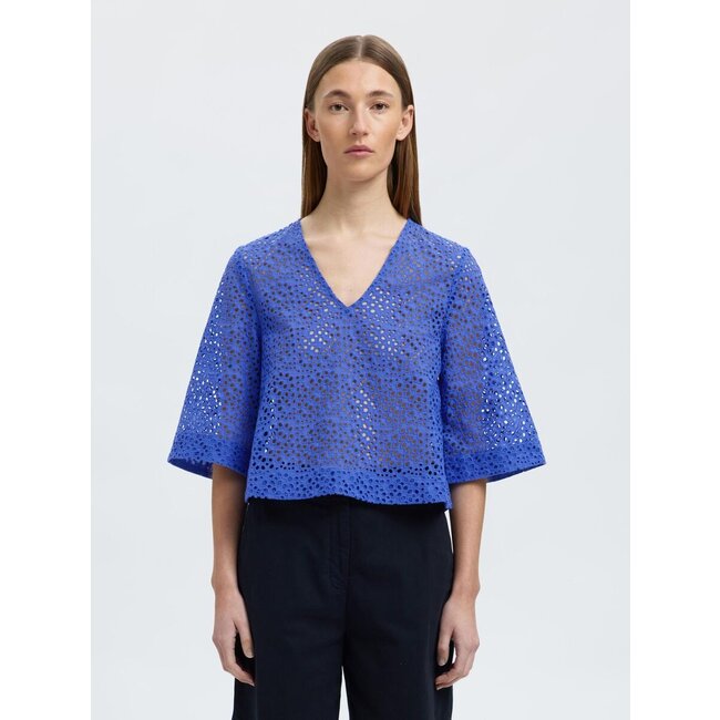 Selected Femme SLFLAERKE 3/4 CROPPED BRODERI ANG TOP B Dazzling Blue