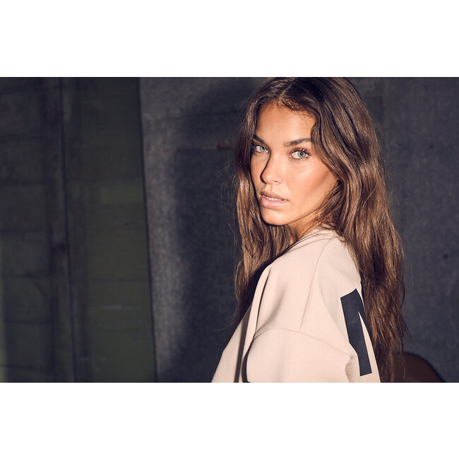 HAUTE L'AMITIÉ Maxi Split Logo Sweat Beige