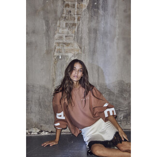 HAUTE L'AMITIÉ Maxi Split Logo Sweat Camel