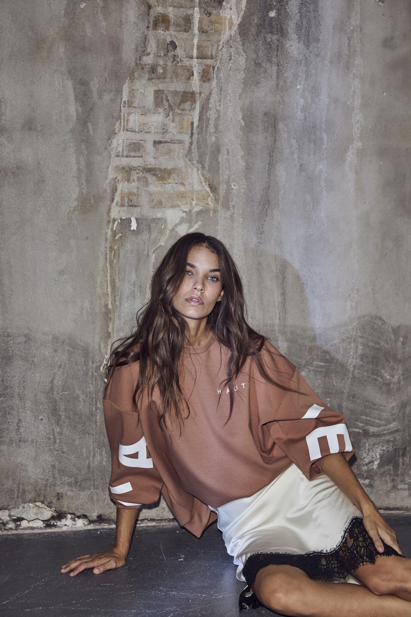 Maxi Split Logo Sweat - Pale Yellow