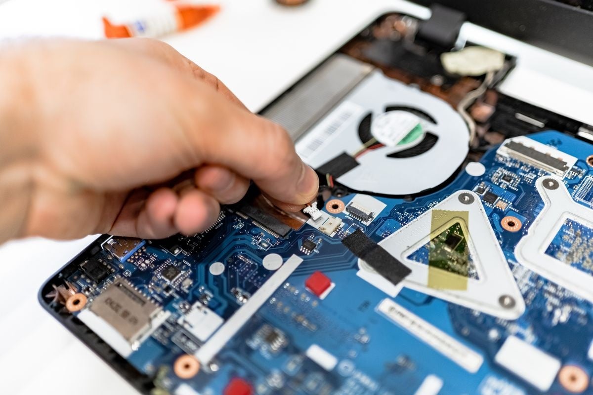 Technicus vervangt thermal paste op een ThinkPad laptop