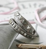 Driedubbele leren Armband met tekst en studs, grijs