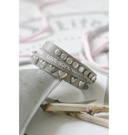 Driedubbele leren Armband met tekst en studs, grijs