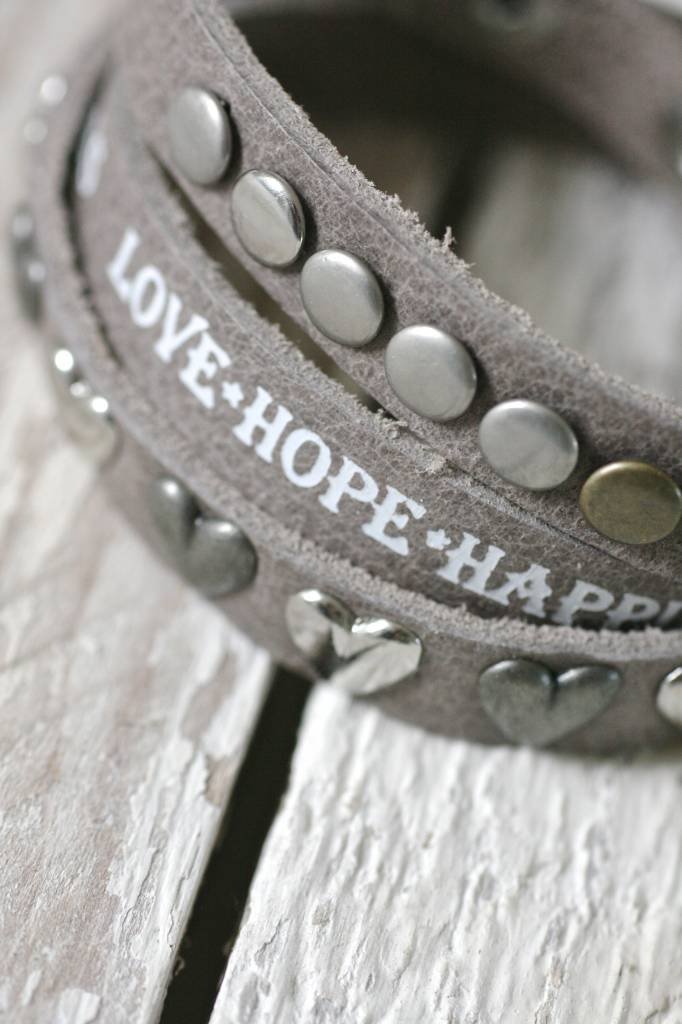 Driedubbele leren Armband met tekst en studs, grijs