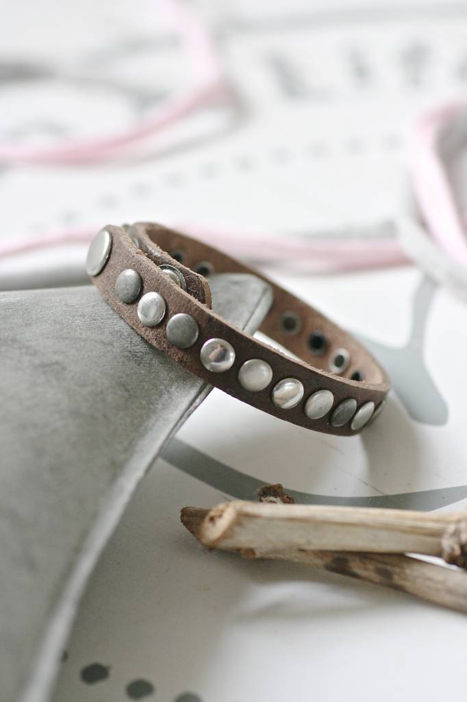 Enkele leren Armband met studs, bruin