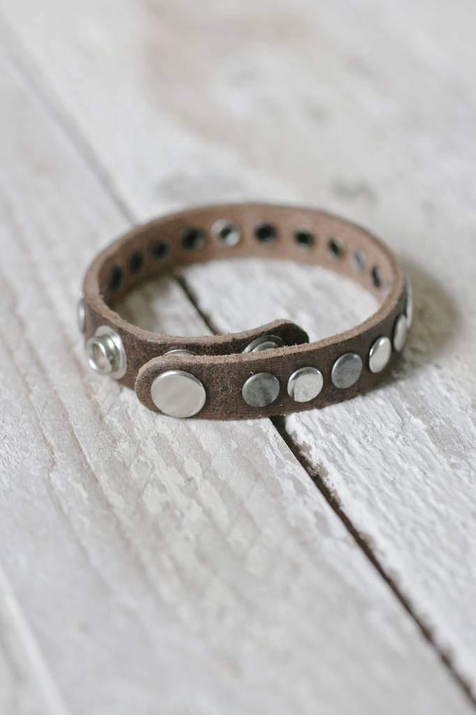 Enkele leren Armband met studs, bruin