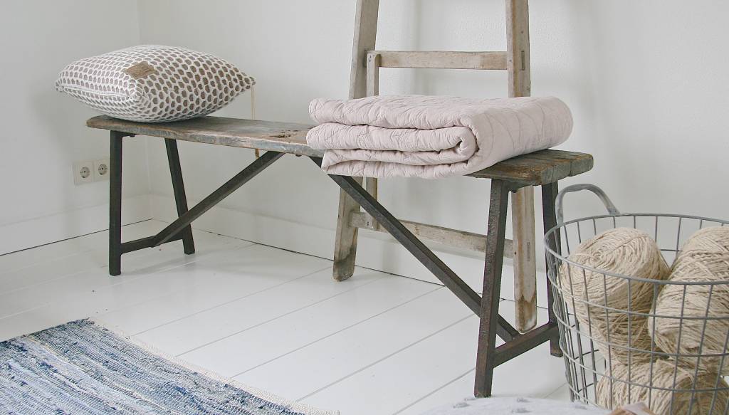 Oude industriële bank met ijzeren onderstel 152cm, vergrijsd