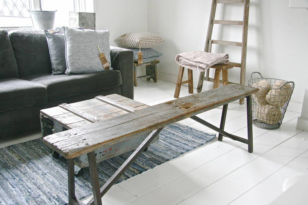 Oude industriële bank met ijzeren onderstel 152cm, vergrijsd