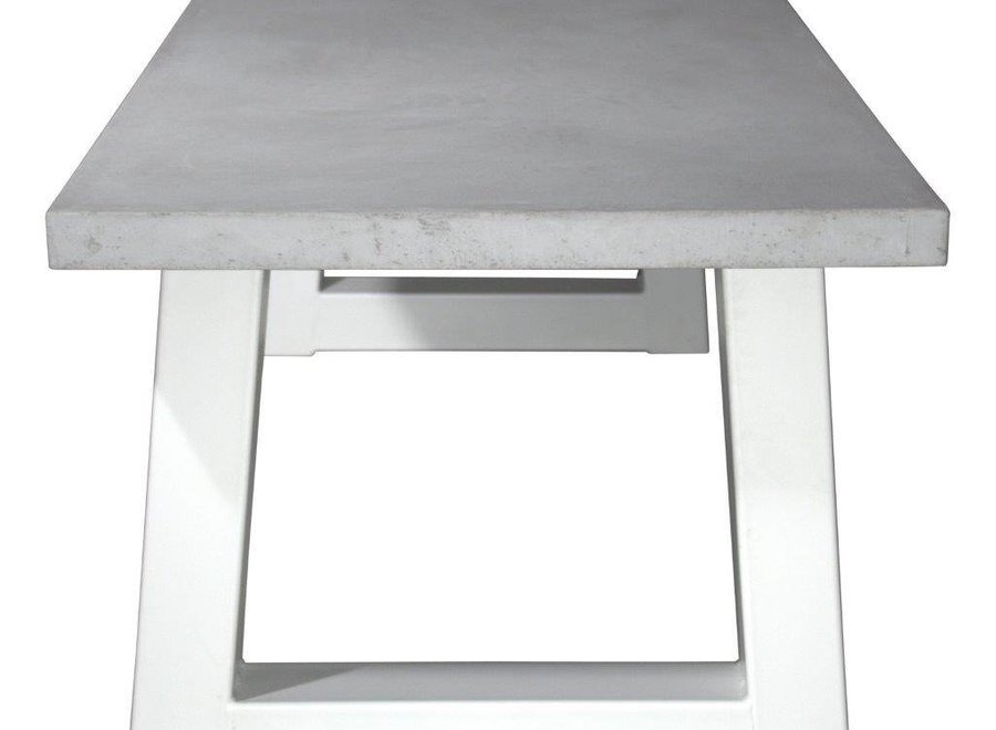 Betonnen tafel met zware witte trapezium poten