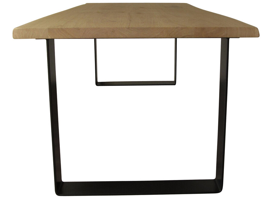 Industriële tafel voorzien van strip tafelpoten en eiken tafelblad