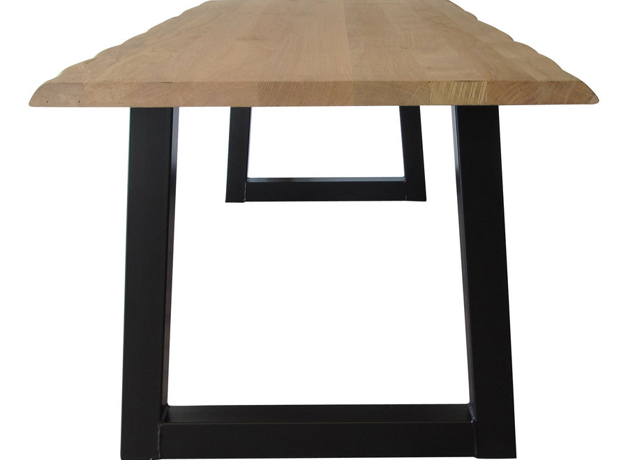 Industriële tafel voorzien van standaard trapeze tafelpoten en rustiek eiken tafelblad.