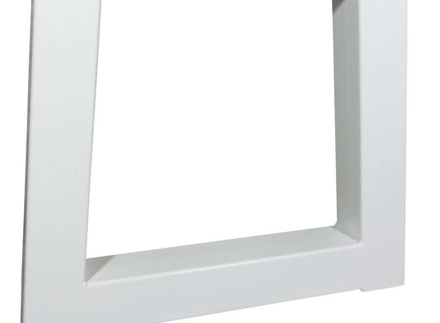 Industriële tafel voorzien van zware trapezium tafelpoten en rustiek eiken tafelblad.