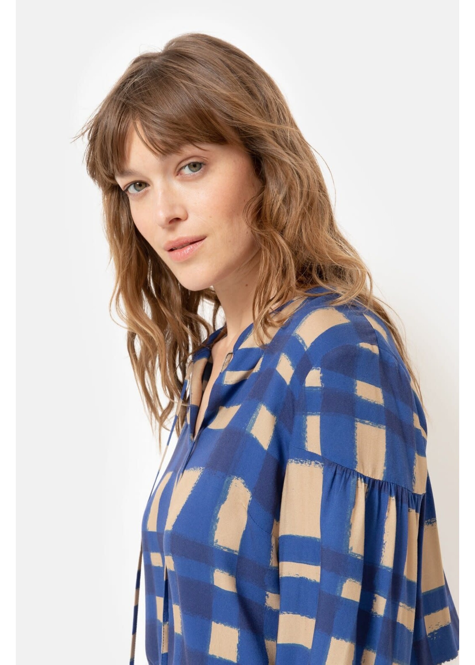 Terre Bleue Terre Bleue - Theodora Blouse - Camel/Blauw
