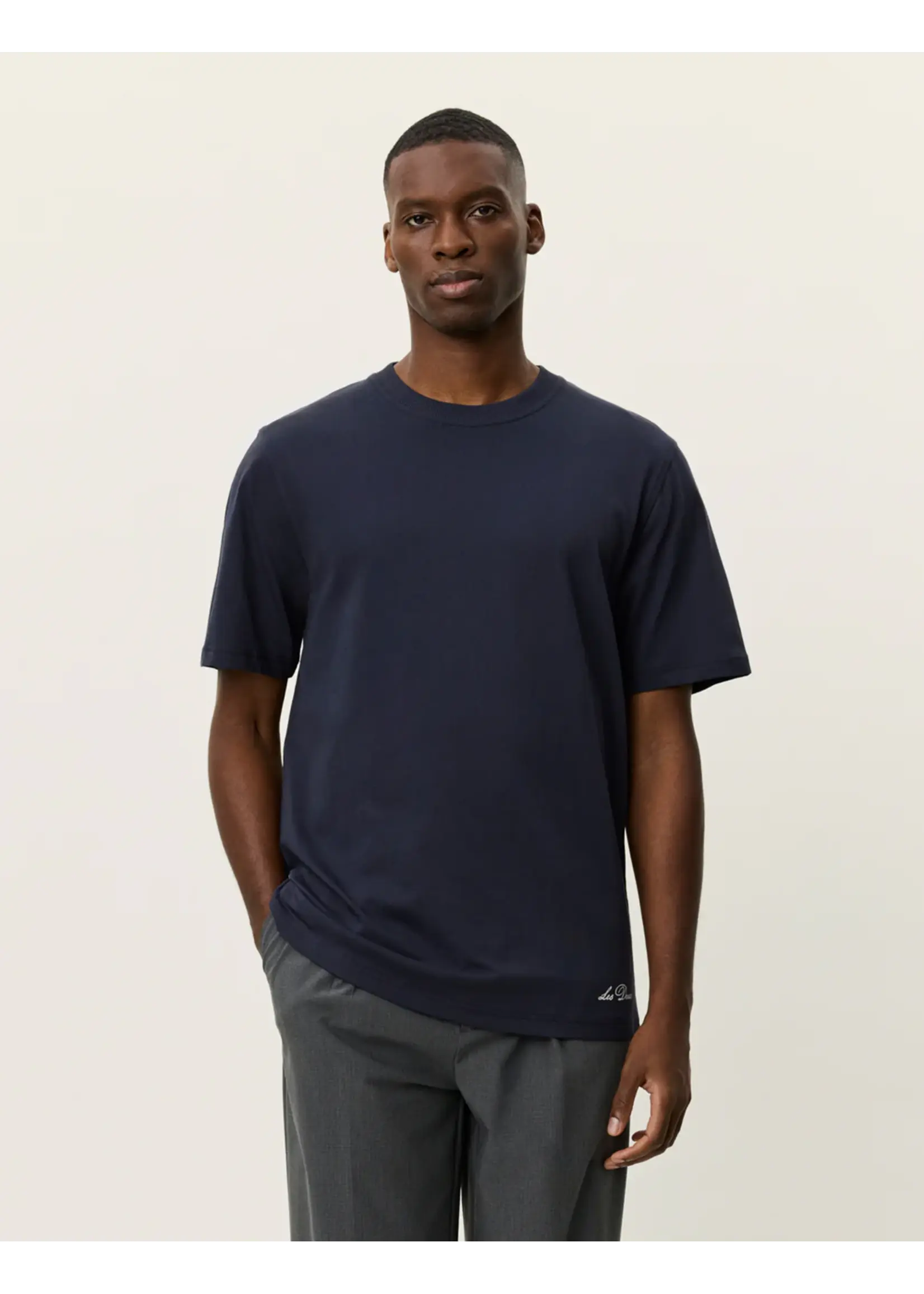 Les Deux Les Deux - Ben Artist T-Shirt - Donkermarine