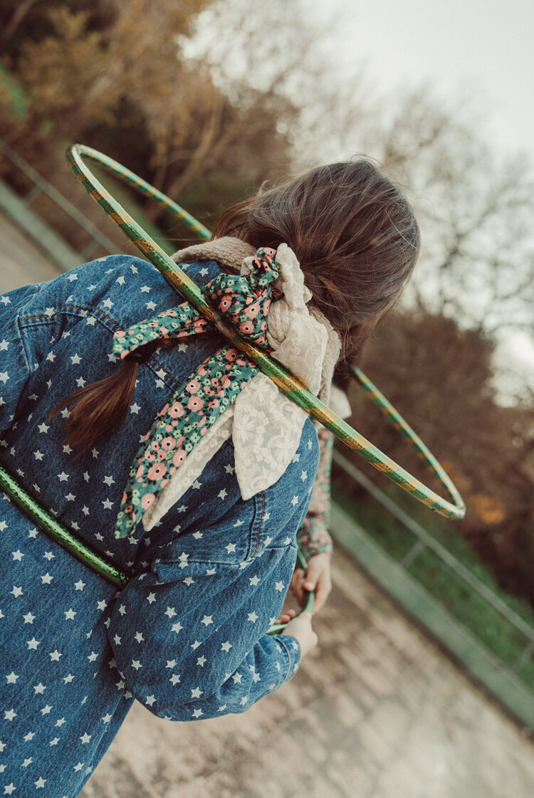 Piupiuchick scrunchie | green w/ multicolor flowers