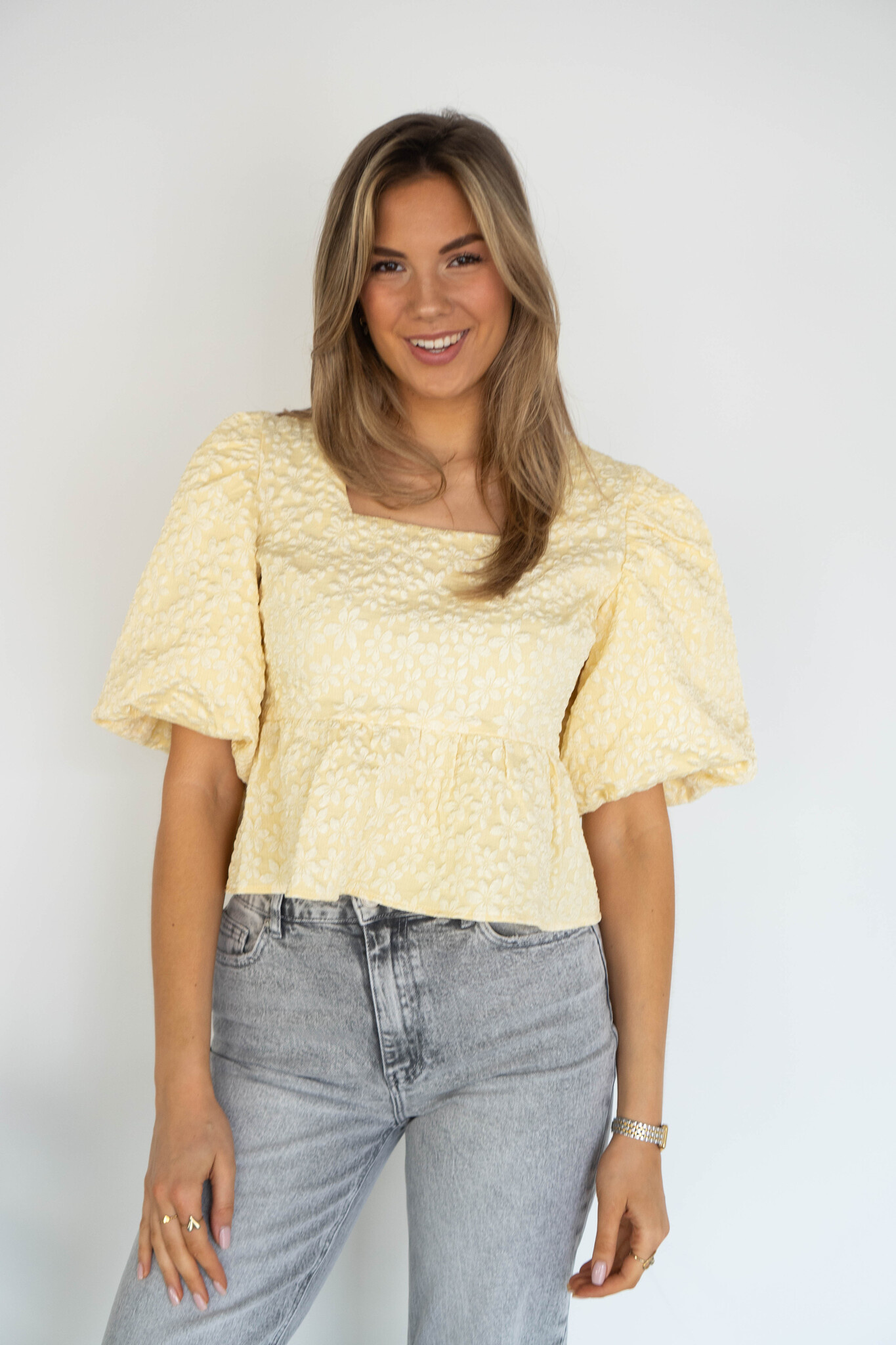 Botergele top met pofmouwen