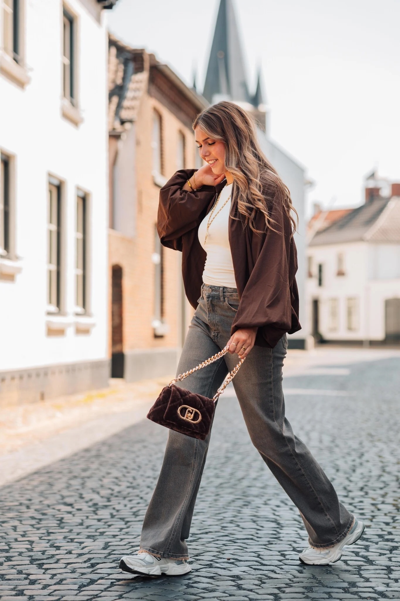 Bruine jas met jeans