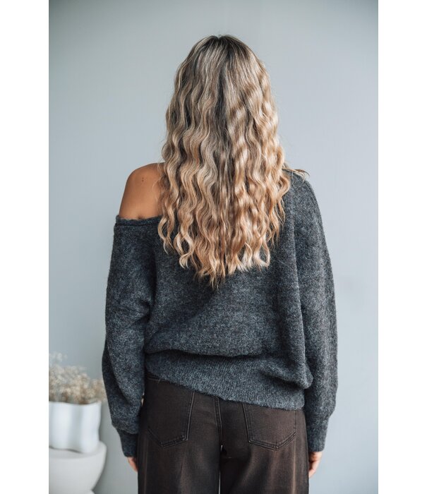 La Rebelle Trui off shoulder bruin | Marlie