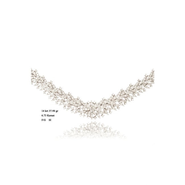 Luxe diamanten oorbellen met elegant bladmotief