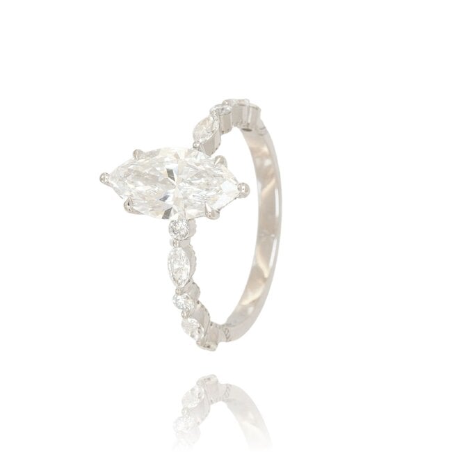 Luxe witgouden ring met marquise labdiamant en zijstenen