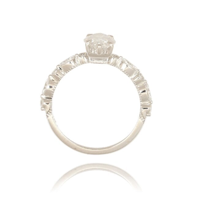 Luxe witgouden ring met marquise labdiamant en zijstenen