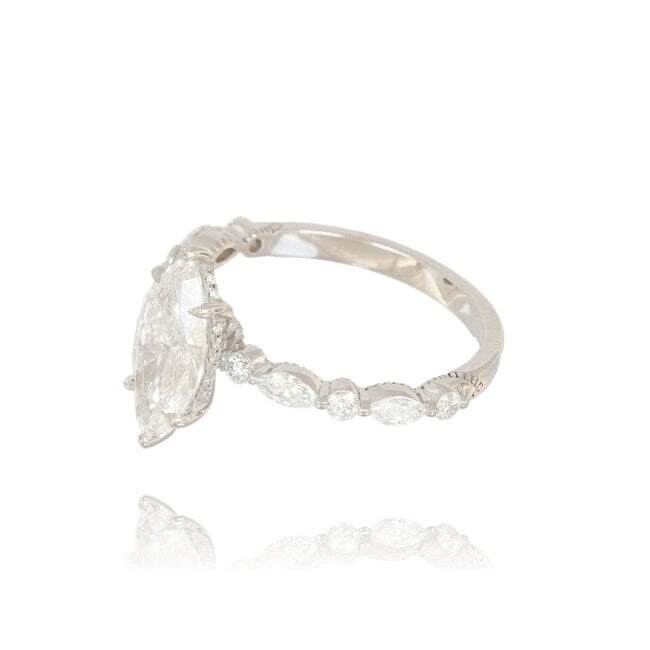 Luxe witgouden ring met marquise labdiamant en zijstenen