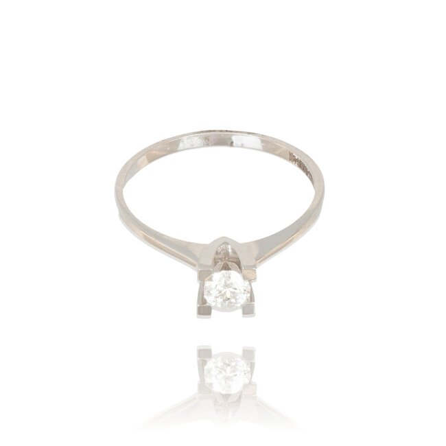 Stijlvolle witgouden ring met solitaire diamant en luxe uitstraling